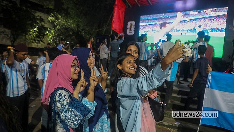 অস্ট্রিয়ার বিপক্ষে ম্যাচ জয়ের পর সোমবার রাতে পুরেনা ঢাকার জগন্নাথ বিশ্ববিদ্যালয় ক্যাপম্পাসে উল্লসিত আর্জেন্টিনার সমর্থকরা