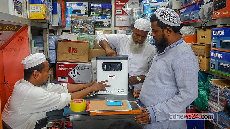রাজধানীর কাপ্তান বাজারে ইলেকট্রিক পণ্যের পাইকারি দোকানগুলোতে পোর্টেবল আইপিএস দেখছেন ক্রেতারা