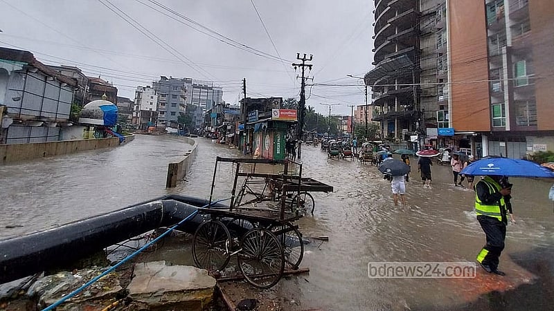 কাগাসগোলা এলাকায় কোমর সমান পানি ছিল সকালে। এখানে খাল ও সড়ক আলাদা করে চেনার উপায় ছিল না। 