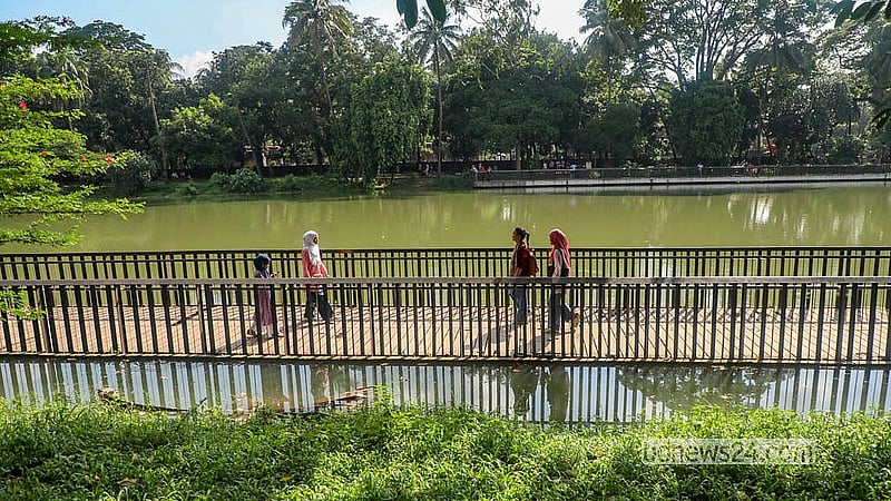 টানা কয়েকদিন বৃষ্টির কারণে রমনা লেক ভরাট হয়ে পানি প্রবেশ করে পার্কের ভেতরে। এতে সেখানে চলাচলের রাস্তা ডুবে যায়। মঙ্গলবার বৃষ্টি না হওয়া রাস্তা থেকে নেমে গেছে পানি