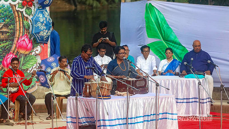 ধানমন্ডির রবীন্দ্র সরোবরের মুক্তমঞ্চে বর্ষামঙ্গল উৎসবে গান পরিবেশন করছেন শিল্পীরা