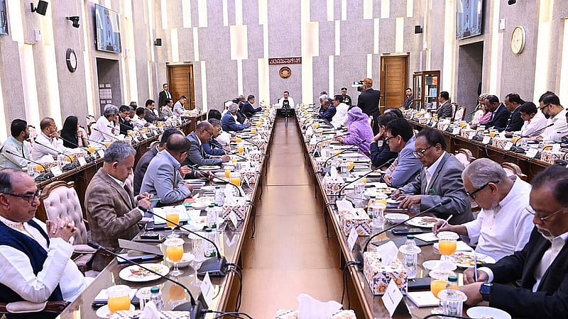 সরকার গঠনের পরদিন মন্ত্রী, প্রতিমন্ত্রীদের নিয়ে প্রথম বৈঠক করেন প্রধানমন্ত্রী তারেক রহমান। এ বৈঠকে নতুন সরকারের ১৮০ দিনের অগ্রাধিকার কর্মসূচির বিষয়ে তিনি আভাস দেন। ছবি: পিআইডি