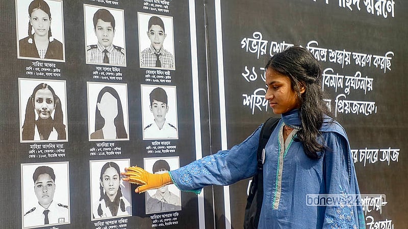 বিমানবাহিনীর প্রশিক্ষণ যুদ্ধবিমান বিধ্বস্তের ঘটনায় গেল বছর আহত হন শিক্ষার্থী পায়েল। মঙ্গলবার তিনি ক্যাম্পাসে এসেছিলেন নিহতদের শ্রদ্ধা জানাতে