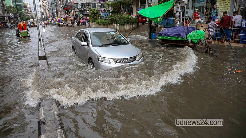 রাজধানীতে শুক্রবার বিকালের বৃষ্টিতে গ্রিনরোডে জলজটে ভোগান্তিতে পড়েন যানবাহন চালকরা