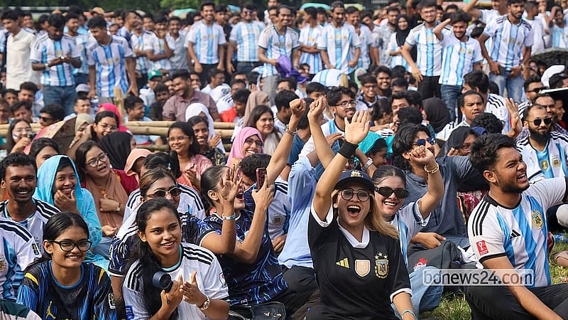 ঢাকা বিশ্ববিদ্যালয়ের মুহসীন হল মাঠে শনিবার সকালে জর্ডানের বিপক্ষে গোল হলে উল্লাসে ফেটে পড়েন মেসি ভক্তরা