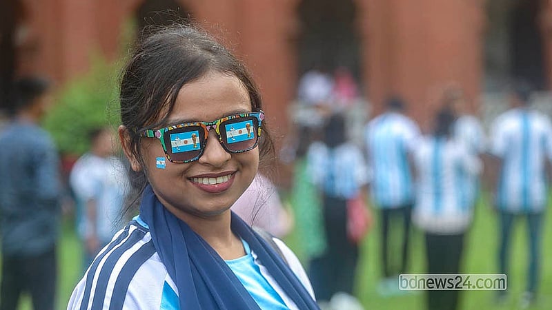 ঢাকা বিশ্ববিদ্যালয়ে বুধবার লিওনেল মেসির জন্মবার্ষিকী উদযাপনে আর্জেন্টিনার জার্সি পরে নানা সাজে সমর্থকরা