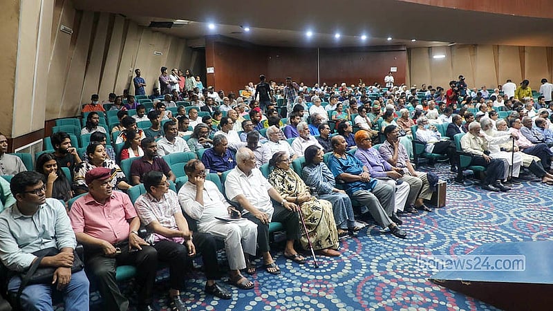 বাংলা একাডেমির আবদুল করিম সাহিত্য বিশারদ মিলনায়তনে মঙ্গলবার অধ্যাপক সিরাজুল ইসলাম চৌধুরীর ৯১তম জন্মদিনের অনুষ্ঠানে অতিথিদের একাংশ
