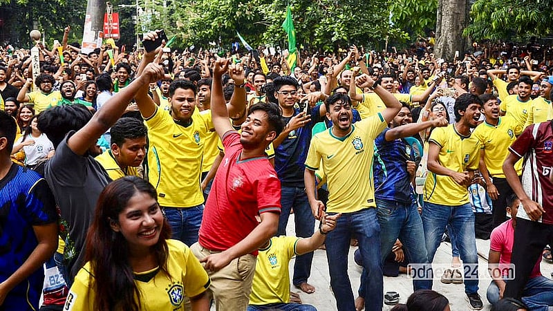 হাইতির বিপক্ষে ম্যাচ জয়ের পর শনিবার সকালে ঢাকা বিশ্ববিদ্যালয় টিএসসি এলাকায় ব্রাজিলের সমর্থকদের উল্লাস। বিশ্বকাপের ‘সি’ গ্রুপের এই ম্যাচে হাইতিকে ৩-০ গোলে হারায় পাঁচবারের বিশ্ব চ্যাম্পিয়নরা