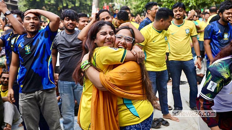 হাইতির বিপক্ষে ম্যাচ জয়ের পর শনিবার সকালে ঢাকা বিশ্ববিদ্যালয় টিএসসি এলাকায় ব্রাজিলের সমর্থকদের উল্লাস। বিশ্বকাপের ‘সি’ গ্রুপের এই ম্যাচে হাইতিকে ৩-০ গোলে হারায় পাঁচবারের বিশ্ব চ্যাম্পিয়নরা