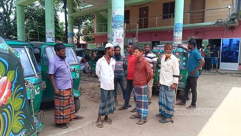 ফিলিং স্টেশনে গ্যাস মিলছে না, অটোরিকশা চললেও বেশি ভাড়া নেওয়ার অভিযোগ করেছেন যাত্রীরা।