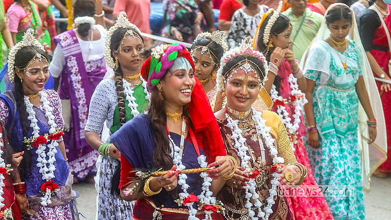 সনাতন ধর্মাবলম্বীদের রথযাত্রা উৎসবে নেচে গেয়ে অংশগ্রহণ করেন নারীরা