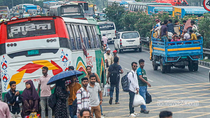 রাজধানীর পোস্তগোলায় বুড়িগঙ্গা সেতুর উত্তরপাশে মঙ্গলবার বাসের অপেক্ষায় দক্ষিণাঞ্চলের ঘরমুখো মানুষ