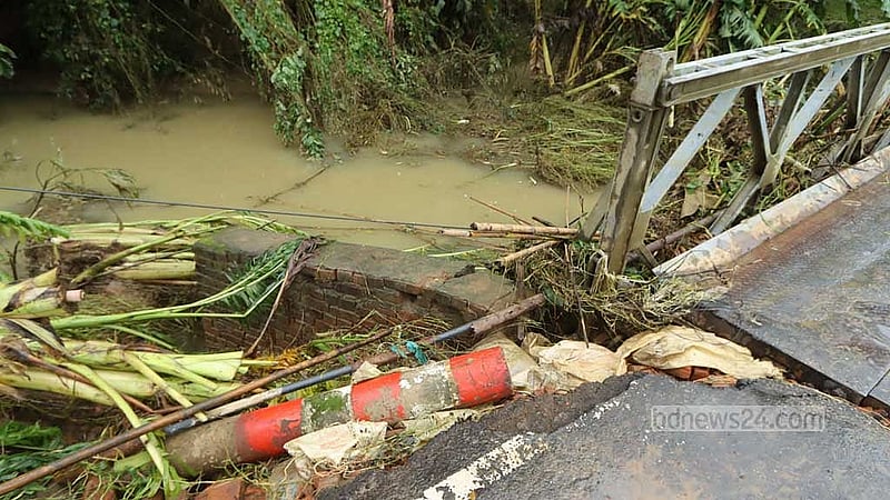 বান্দরবান-রাঙ্গামাটি সড়কে একটি ঝুঁকিপূর্ণ সেতু।