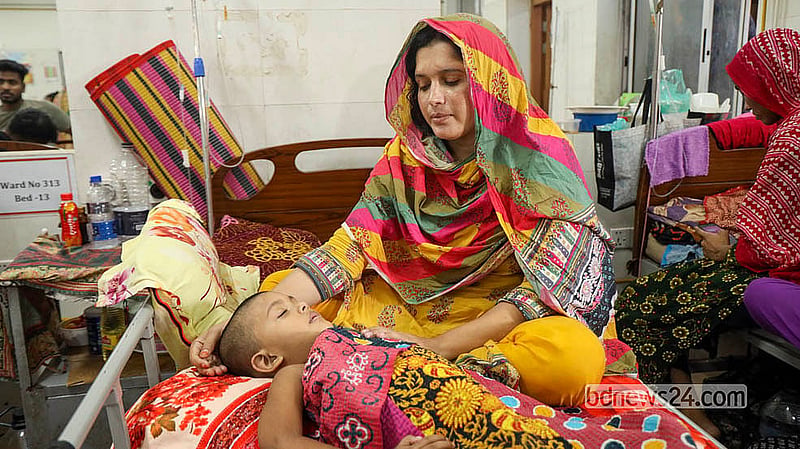 রাজধানীর শহীদ সোহরাওয়ার্দী মেডিকেল কলেজ হাসপাতালে ভর্তি ডেঙ্গু আক্রান্ত শিশুকে আগলে রেখেছেন মা