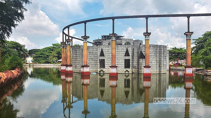 জিয়া স্মৃতি কমপ্লেক্সের ভেতরে অযত্ন অবহেলায় ধ্বংস হওয়ার পথে জাতীয় সংসদ ভবনের রেপ্লিকা