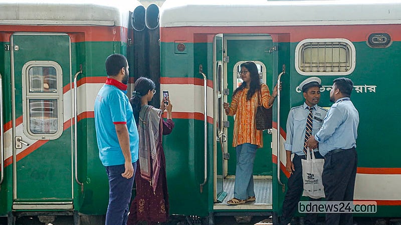 কোরবানির ঈদ উদযাপনে ঢাকা ছাড়ছে মানুষ। শুক্রবার কমলাপুর রেলওয়ে স্টেশনে তোলা