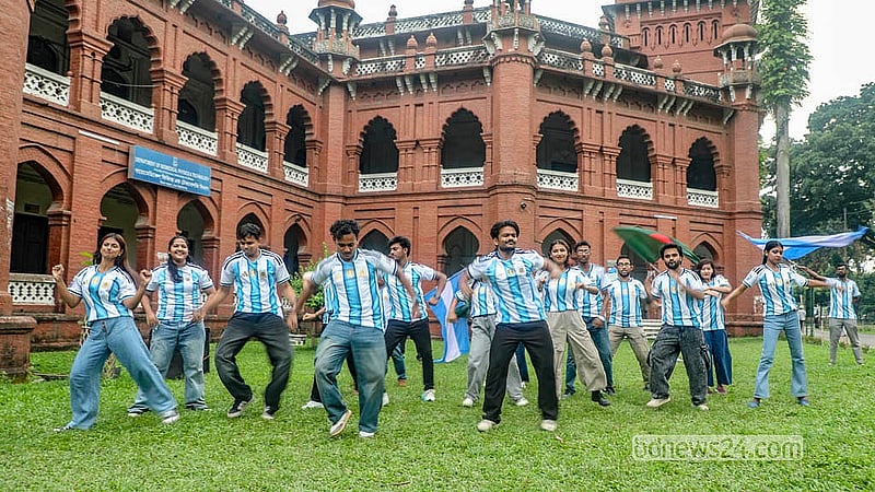 লিওনেল মেসির জন্মবার্ষিকীতে বুধবার ঢাকা বিশ্ববিদ্যালয়ের কার্জন হলে ফ্ল্যাশমব আয়োজন করা হয়