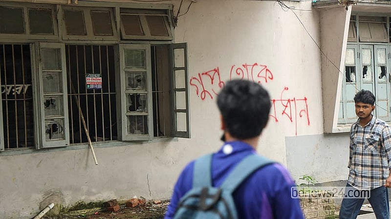 ঢাকার সরকারি আলিয়া মাদ্রাসায় ছাত্রদল ও ছাত্রশিবিরের মধ্যে সংঘর্ষের সময় আল্লামা কাশগরী হলের জানালার কাচ ভাঙচুর করা হয়