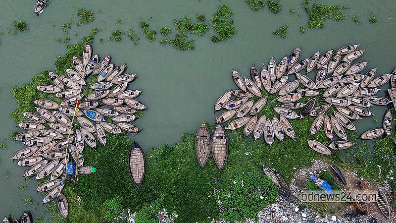 বুড়িগঙ্গায় অসংখ্য ডিঙি নৌকা দুই পাড়ের মানুষের চলাচলের মূল মাধ্যম
