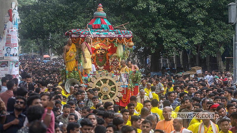 সনাতন ধর্মগুরুদের মতে, দুই ভাই জগন্নাথ ও বলরাম আর বোন শুভদ্রা নিজ নগর ভ্রমণের নিয়ম অনুযায়ী হয়ে থাকে এই রথ যাত্রা। প্রথমে থাকে বলরামের রথ; মাঝেরটি বোন সুভদ্রার