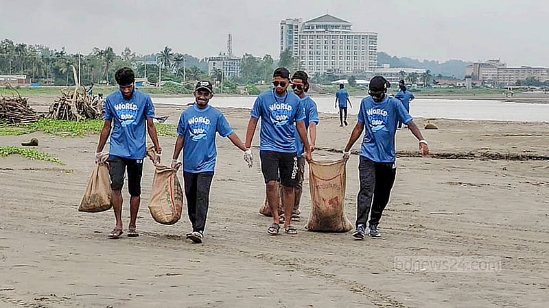আন্তর্জাতিক সমুদ্র দিবস উপলক্ষে শুক্রবার ও শনিবার কক্সবাজার সমুদ্র সৈকতে চালানো হয় পরিচ্ছন্নতা অভিযান। প্রতি বছরের ৮ জুন এই দিবস পালন করা হয়ে থাকে