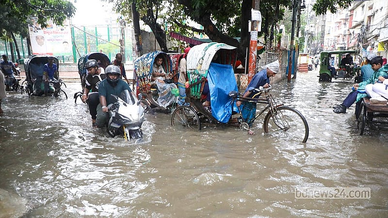 দিনভর ভারি বর্ষণে পুরান ঢাকায় বাংলাদেশ মাঠ সংলগ্ন সড়কে পানি জমায় দুর্ভোগে পড়েছেন স্থানীয় বাসিন্দারা
