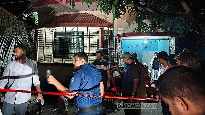 সাভারের শ্যামপুরের এই বাড়ি ঘিরে মঙ্গলবার গভীর রাত পর্যন্ত অভিযান চালায় পুলিশ।