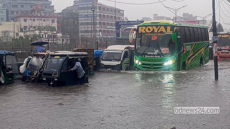 রাজধানীতে রাত থেকে বিরামহীন বৃষ্টিতে তলিয়ে গেছে শনির আখড়া এলাকার ঢাকা-চট্টগ্রাম মহাসড়ক