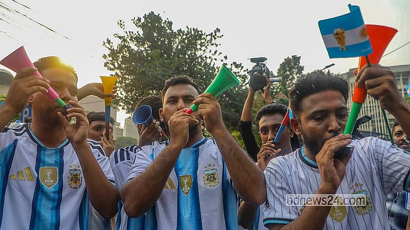 বিশ্বকাপে আলজেরিয়ার সঙ্গে ম্যাচের আগে মঙ্গলবার ঢাকার শাহবাগে আর্জেন্টিনা দলকে শুভেচ্ছা জানান ভক্তরা