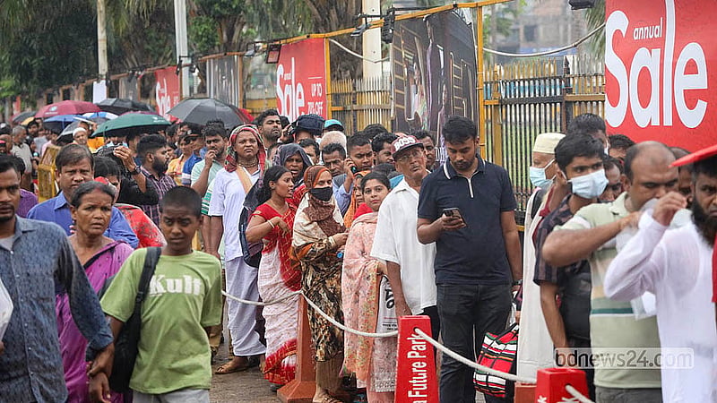 ট্যুরিস্ট ভিসা আবেদন জমা দিতে যমুনা ফিউচার পার্কের ভিসা কেন্দ্রের দীর্ঘ লাইনে দাঁড়িয়ে অপেক্ষা করছেন ভিসা প্রার্থীরা
