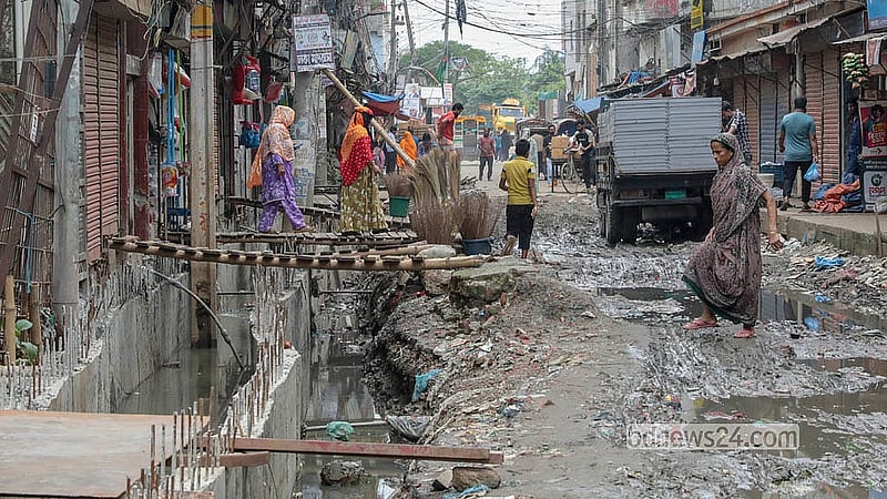 রাজধানীর শ্যামপুর উত্তর জুরাইন পাইপ রাস্তায় সড়ক ও ড্রেনের সংস্কার কাজ দীর্ঘদিন ধরে চলায় দুর্ভোগে রয়েছেন স্থানীয়রা