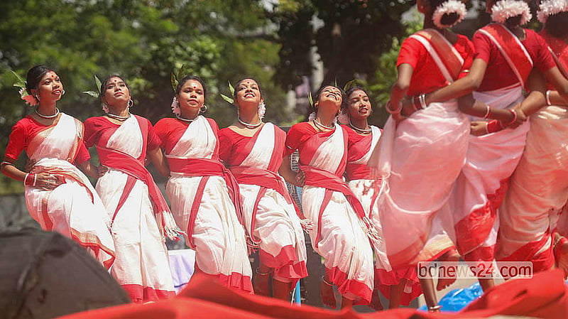আন্তর্জাতিক আদিবাসী দিবস উপলক্ষ্যে কেন্দ্রীয় শহীদ মিনার প্রাঙ্গণে ‘বাংলাদেশ আদিবাসী ফোরামের’ অনুষ্ঠানে নৃত্য পরিবেশন করেন দেশের বিভিন্ন প্রান্তের আদিবাসীরা