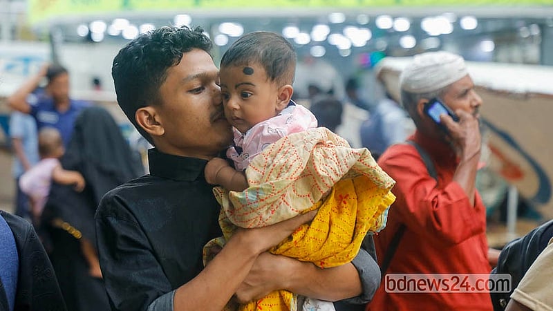 স্বজনদের সঙ্গে কোরবানির ঈদ উদযাপনে দক্ষিণাঞ্চলের অনেক মানুষ যাচ্ছেন নৌপথে। মঙ্গলবার রাজধানীর সদরঘাট লঞ্চ টার্মিনালে তোলা