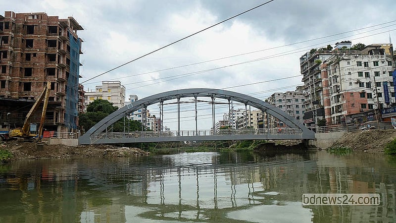 রাজধানীর আফতাবনগর ও বনশ্রী এলাকার মধ্যে যাতায়াত সহজে খালের ওপর সেতু নির্মাণ করা হচ্ছে। ‘নগর মৈত্রী’ নামের এ পদচারী সেতুর নির্মাণকাজ প্রায় শেষ পর্যায়ে