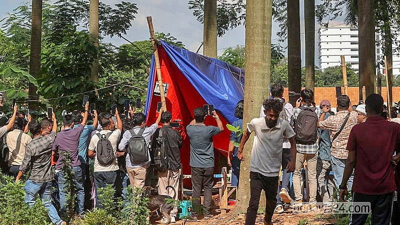 রাজধানীর সোহরাওয়ার্দী উদ্যানে রোববার উচ্ছেদ অভিযানের মধ্যে উচ্ছেদ করা হয় এক ভবঘুরের গড়ে তোলা অস্থায়ী ‘নামাজের জায়গাও’।
