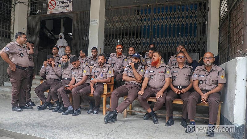 ঢাকার পল্লবীতে আট বছরের শিশু রামিসা আক্তার ধর্ষণ ও হত্যার মামলার রায় ঘিরে রোববার আদালত এলাকায় নিরাপত্তা জোরদার করা হয়