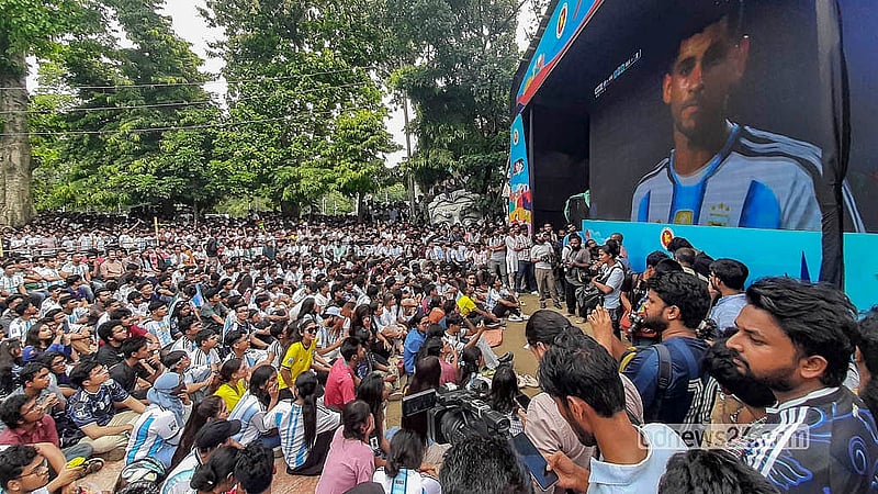 ঢাকা বিশ্ববিদ্যালয়ের টিএসসি পায়রা চত্বরে বুধবার সকালে আর্জেন্টিনা ও আলজেরিয়ার খেলা বড় পর্দায় দেখতে ফুটবলপ্রেমীদের ভিড়