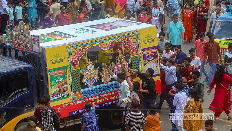 রাজধানীতে শুক্রবার উল্টো রথযাত্রায় প্রসাদও বিতরণ করা হয়