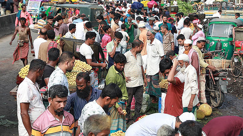নরসিংদীর মরজাল বাসস্ট্যান্ড এলাকায় ঢাকা-সিলেট মহাসড়কের পাশে লটকনের পাইকারি বাজারে কেনাবেচনা জমে ভোর থেকে দুপুর পর্যন্ত