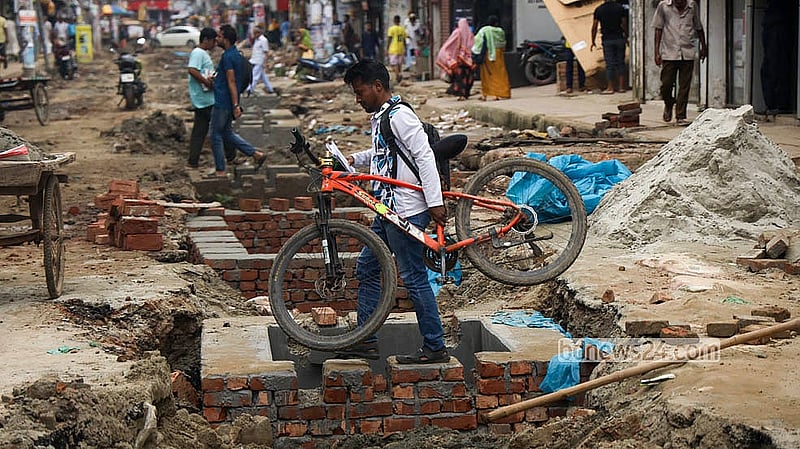 সংস্কার কাজের জন্য দক্ষিণ বাসাবো এলাকায় সড়ক খুঁড়ে রাখায় দুর্ভোগে পড়েন এ সাইকেল চালক