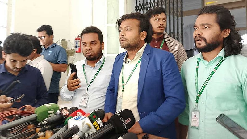 আন্তর্জাতিক অপরাধ ট্রাইব্যুনালে অভিযোগ দায়েরের পর ব্রিফিংয়ে ‘রাষ্ট্র সংস্কার ফোরামের’ নেতারা।