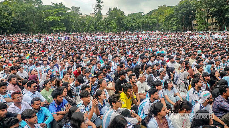 ঢাকা বিশ্ববিদ্যালয়ের মুহসীন হল মাঠে বুধবার আর্জেন্টিনা ও আলজেরিয়ার খেলা বড় পর্দায় দেখতে ভিড় করেন হাজারো ফুটবলপ্রেমী