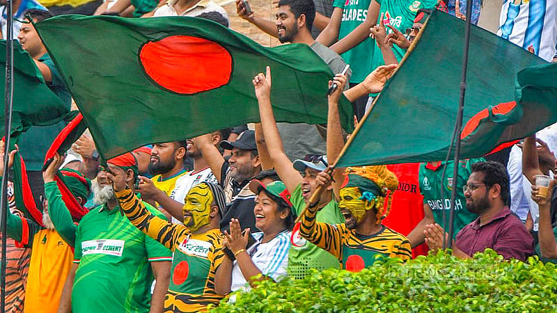 অস্ট্রেলিয়ার সঙ্গে ওয়ানডে জয়ের পর গ্যালারিতে দর্শকদের উল্লাস