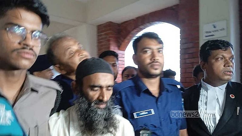 আদালতে আসামি বাবু শেখ।