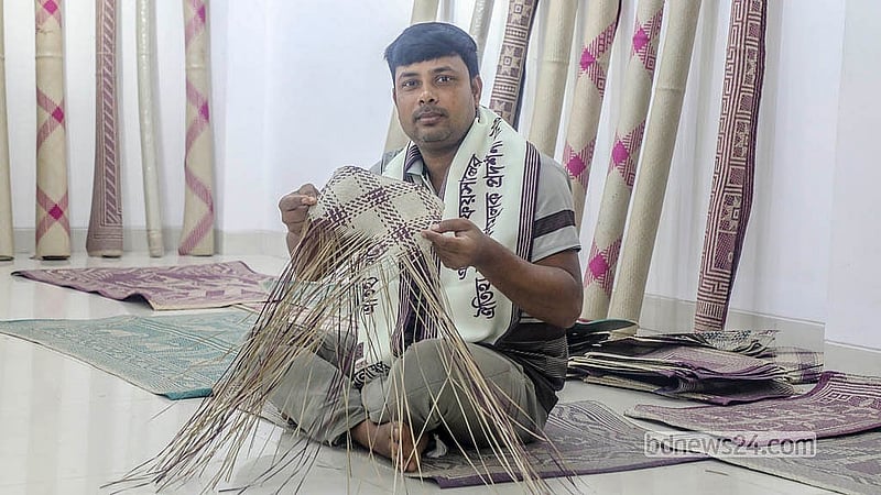 শীতলপাটি বুনছেন মৌলভীবাজারের কারুশিল্পী কালাচাঁদ দাস। এসব পাটি আকার ও নকশা ভেদে বিক্রি হচ্ছে এক হাজার থেকে ছয় হাজার টাকায়