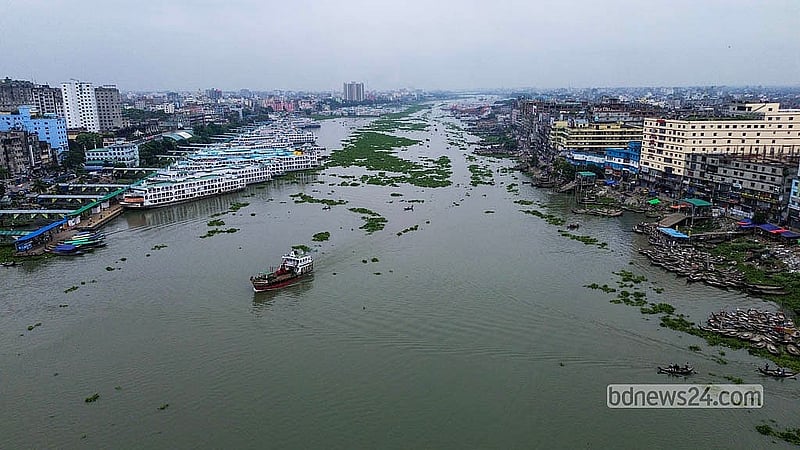 বর্ষা মৌসুমে নতুন পানির প্রবাহে বুড়িগঙ্গার কালো পানি সরে গেছে