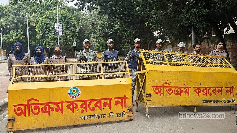 কার্যক্রম নিষিদ্ধ আওয়ামী লীগের ৭৭তম প্রতিষ্ঠাবার্ষিকীতে মঙ্গলবার ধানমন্ডি ৩২ নম্বরের প্রবেশ পথে নিরাপত্তা বেষ্টনী স্থাপন করে ঢাকা মহানগর পুলিশ (ডিএমপি)