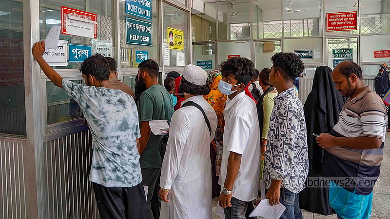 মহাখালীর ডিএনসিসি হাসপাতালের টিকেট কাউন্টারের সামনে চিকিৎসা নিতে আসা মানুষের ভিড়