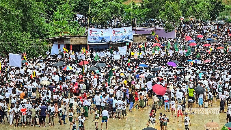 ‘রোহিঙ্গা গণহত্যা দিবস’ উপলক্ষে মঙ্গলবার কক্সবাজারের কুতুপালং শিবিরে সমাবেশে অংশগ্রহণ করেন আশ্রিত রোহিঙ্গারা
