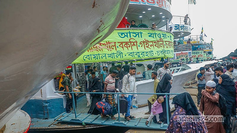 ঈদের পরদিন শুক্রবার ঢাকার সদরঘাট লঞ্চ টার্মিনালে ঘরমুখো মানুষের ভিড়